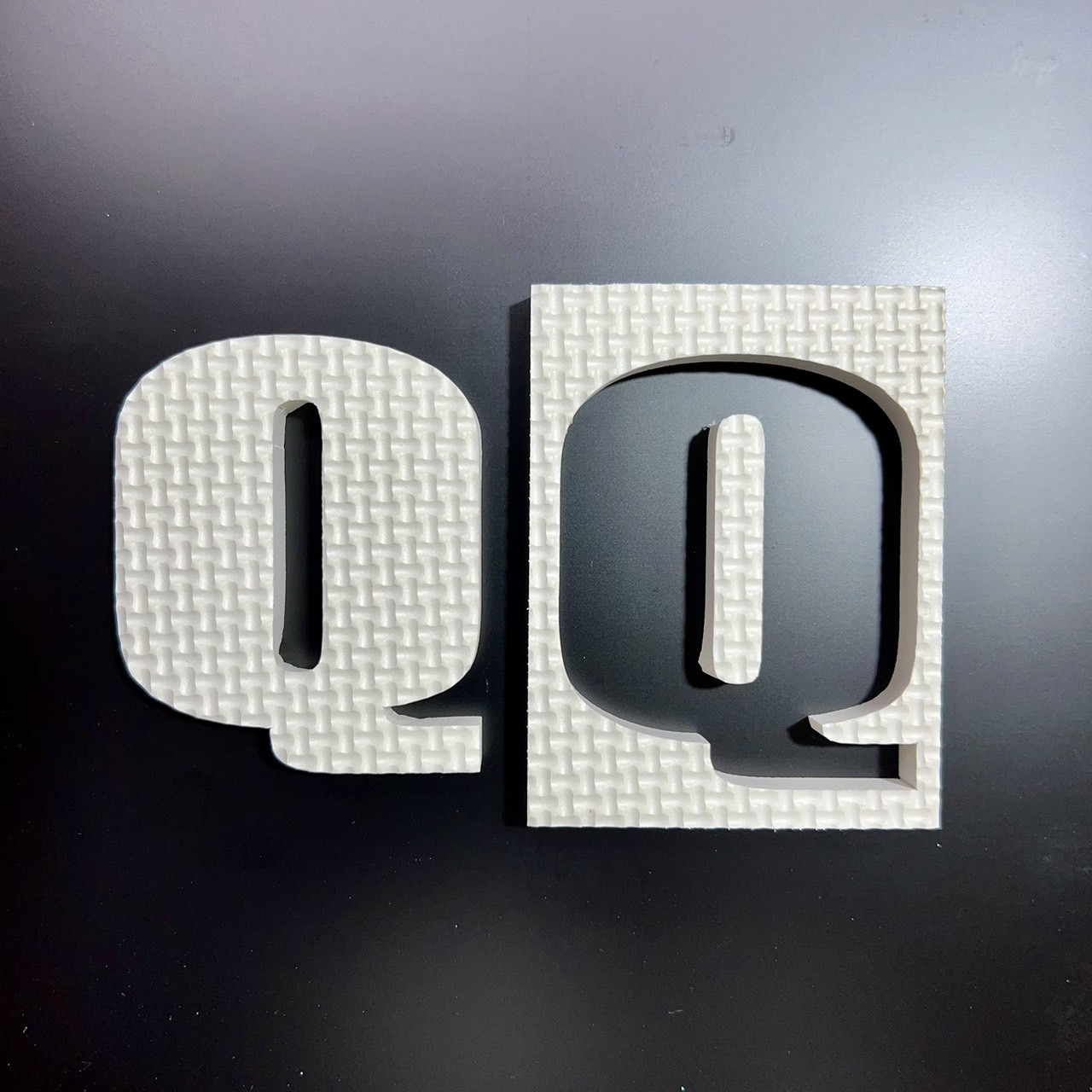 画像1: ジョイントマット素材の切り文字【Q】（文字基本高さ70mm　厚み10mm） 